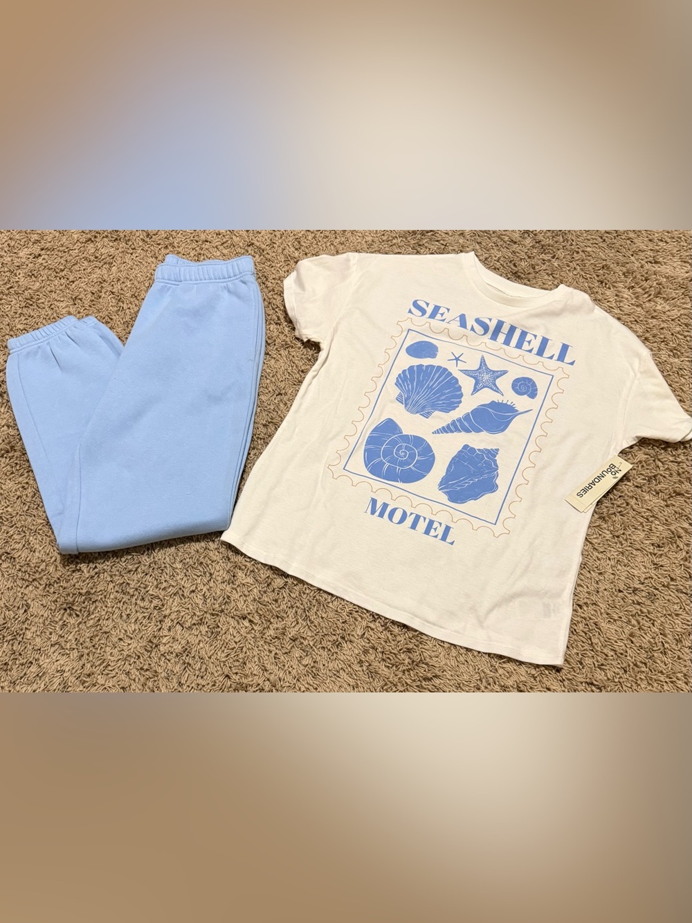 No Boundaries Soft Fleece Joggers And Seashell Motel T-Shirt Set Size: XS
